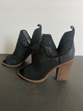 Vince Camuto Kiminni Black Open Toed Shoes, 7M